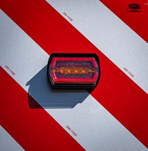 Комплект светодиодных ламп 12/24 В с табличками для негабаритного транспорта, с разъёмом и вилкой типа Superseal